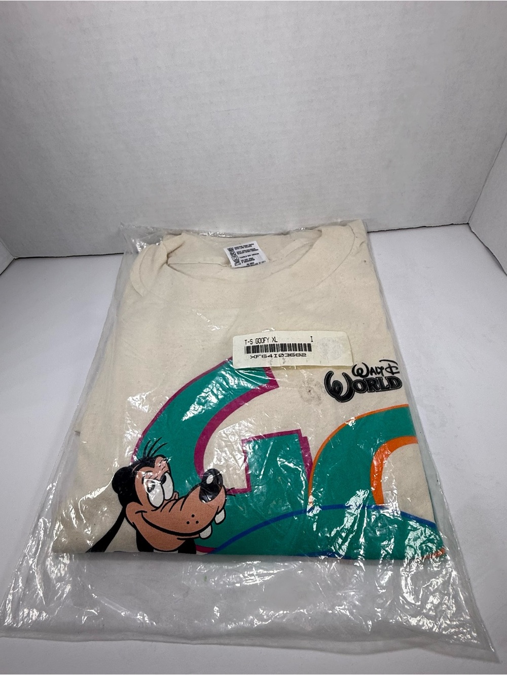 Vintage 90’s Walt Disney’s World On Ice Goofy Deadstock T Shirt Cream White